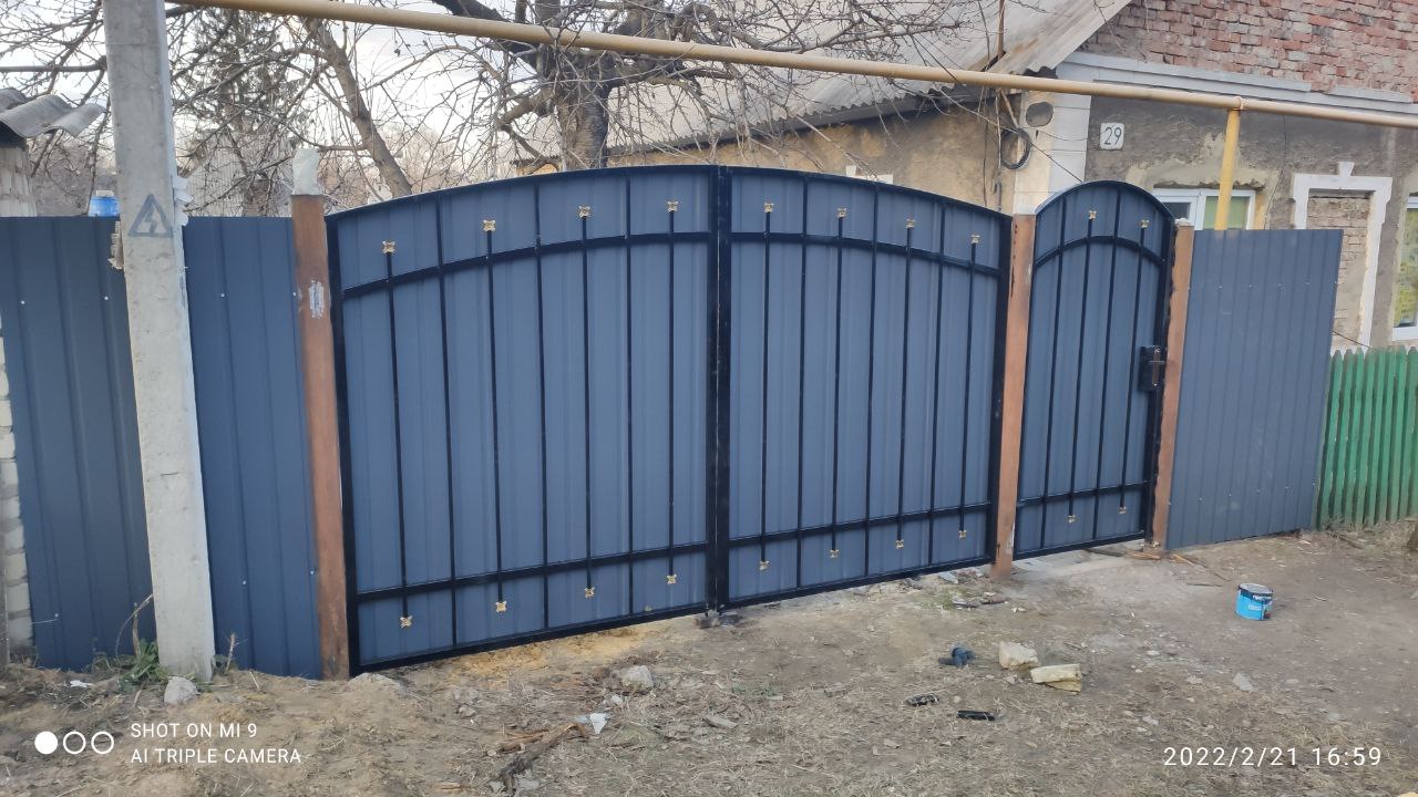Ворота распашные с отдельно стоящей калиткой "Ретро" 1